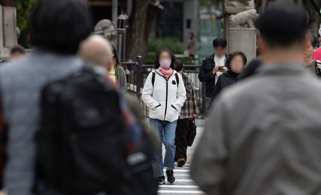 '머플러에 마스크까지' 쌀쌀한 아침 출근길