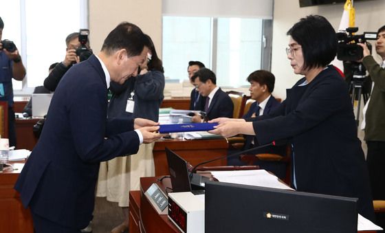 [국감]선서문 제출하는 류희림 방심위원장