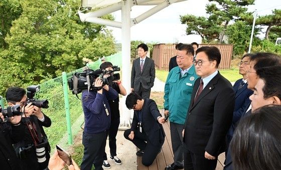 북측 바라보는  우원식 국회의장