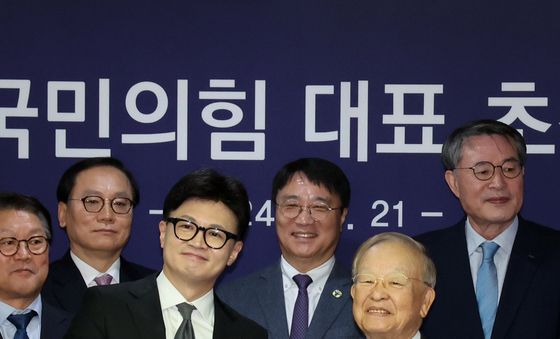 '경영계 건의사항' 전달 받는 한동훈 대표