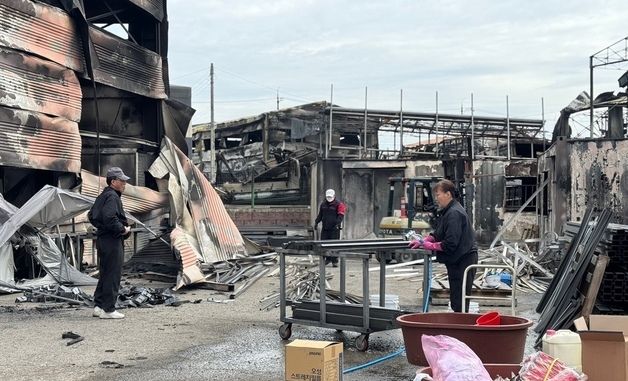 피해 수습하는 서구 왕길동 공장 화재 인접 공장