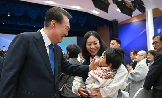 故 유재국 경위의 유가족과 인사 나누는 윤석열 대통령