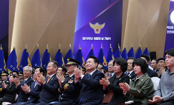 경찰의날 기념식에서 박수치는 윤석열 대통령