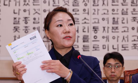 [국감]명태균 씨 항공권 들어보이는 강혜경 씨