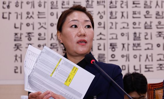 [국감]여론조사 비용 들어보이는 강혜경 씨