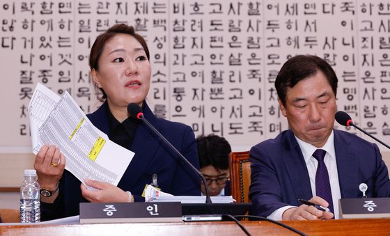 [국감]강혜경 씨 '직접 자료 들고 왔습니다'