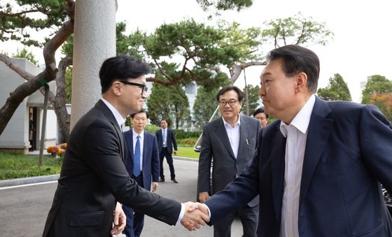 한동훈 대표와 인사 나누는 윤석열 대통령