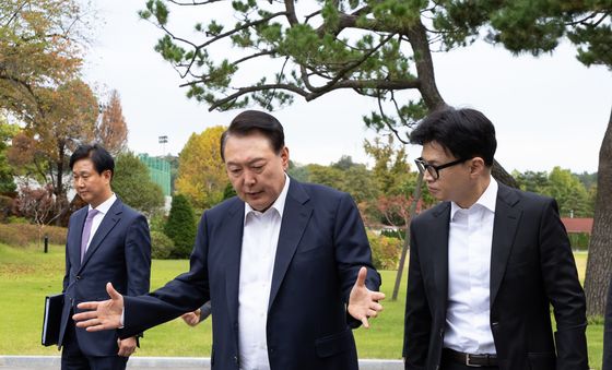 한동훈 대표와 대화 나누는 윤석열 대통령