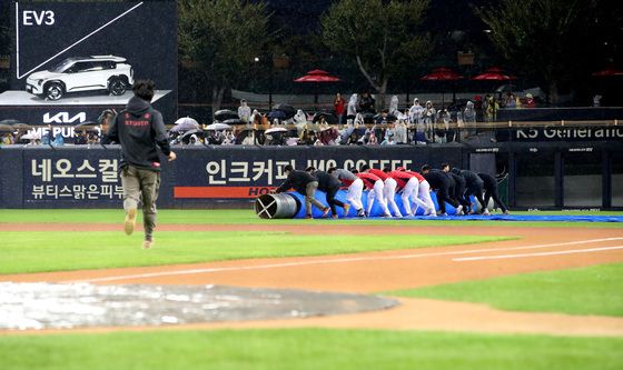 가을비에 지연되는 한국시리즈 1차전