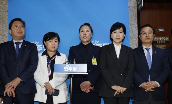 기자회견 단상에 선 강혜경 씨