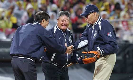 한국시리즈 1차전, 해태 레전드들의 시구