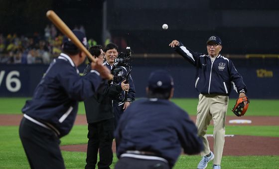 한국시리즌 1차전 시구·시타·시포 나선 KIA 레전드