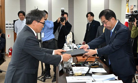 [국감]증인 선서문 제출하는 이학재 인천공항 사장