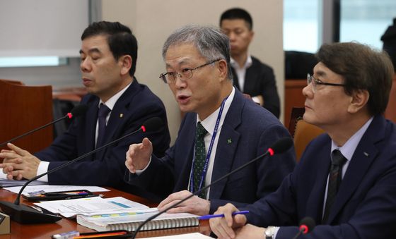 [국감]답변하는 안종주 이사장