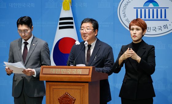 '방심위 전산담당자 고발'