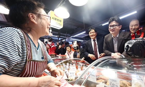 강화 풍물시장 젓갈 구매하는 한동훈 대표