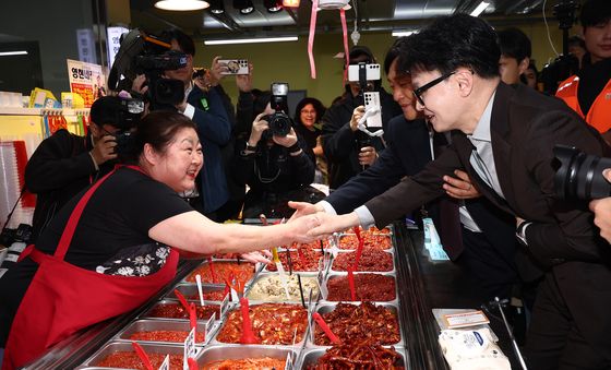 강화 풍물시장 젓갈 구매하는 한동훈 대표