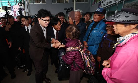 한동훈 대표, 강화 시민들에게 열렬한 인기