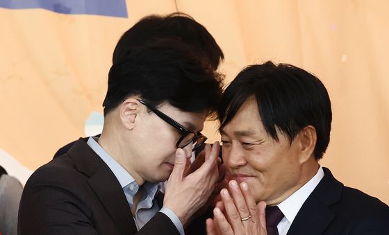 박용철 강화군수에게 귀엣말 하는 한동훈 대표