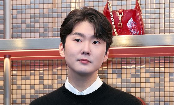 포즈 취하는 조성진