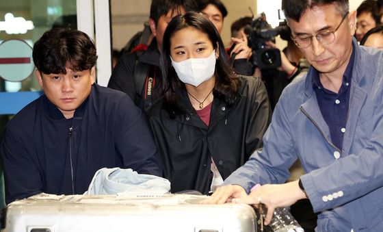 출국·귀국 대표팀과 떨어져 홀로 이동하는 안세영