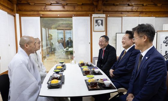 범어사에서 차담하는 윤석열 대통령