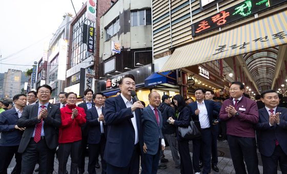 부산 초량시장 찾은 윤석열 대통령