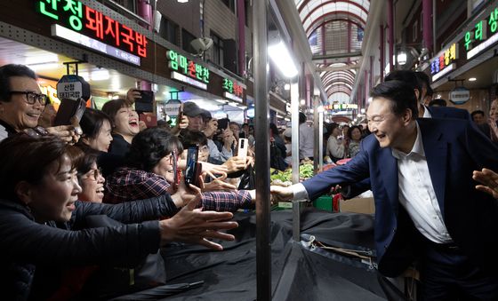 윤석열 대통령, 초량시장 시민들과 인사