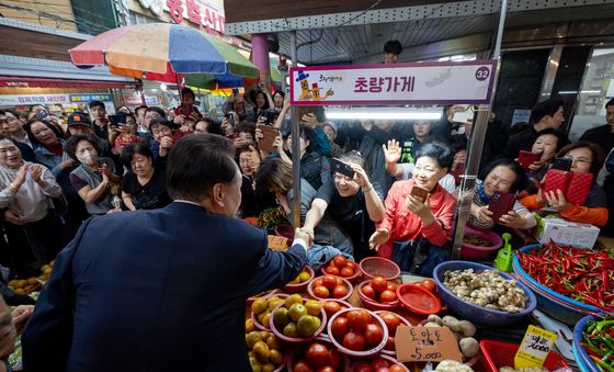 윤석열 대통령, 부산 초량시장 방문