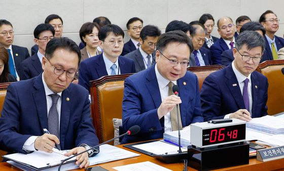 [국감]질의에 답하는 조규홍 복지장관