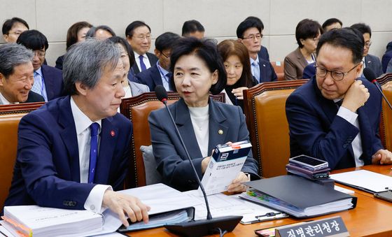 [국감]생물테러 병원체 및 독소 탐지 키트 든 질병청장