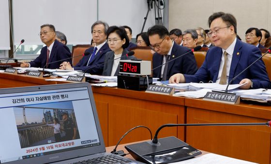 [국감]김건희 여사 마포대교 방문 사진 보는 복지장관