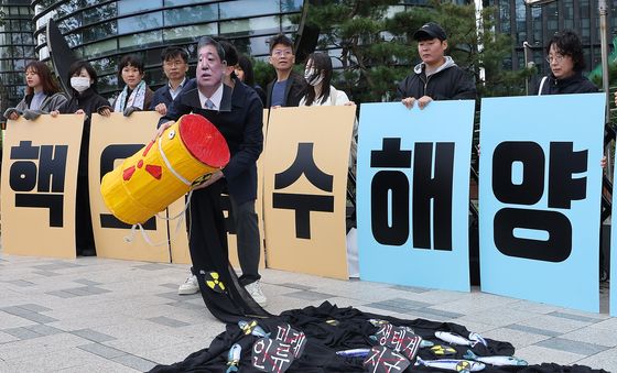 일본 정부의 핵 오염수 해양투기 규탄하는 환경단체