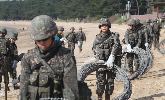 해안선에 철조망 설치하는 육군 제51사단 장병들