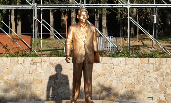 '영남대학교 설립자 박정희 선생' 동상 제막