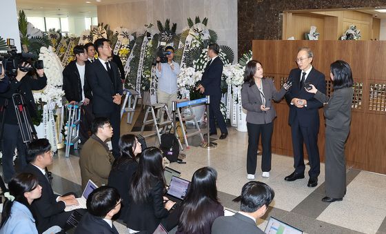 조문 후 취재진 앞에 선 이명박 전 대통령