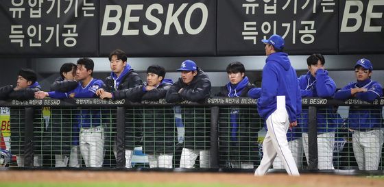 경기 바라보는 삼성 선수들 '망연자실'