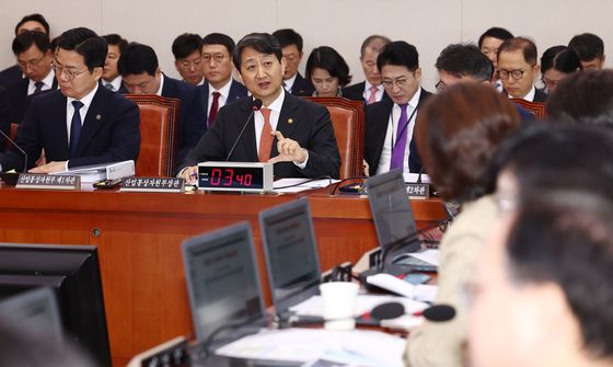 [국감]종합감사 질의 답변하는 안덕근 산업부 장관