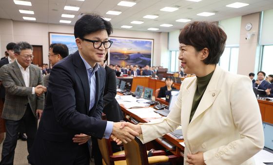 [국감]의원들 격려하는 한동훈 대표