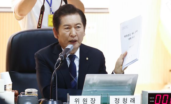 [국감]감사원 자료 들어보이는 정청래 위원장