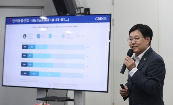 반려동물산업 글로벌화 전략을 주제로 발표하는 장석진 GDIN 사업본부장