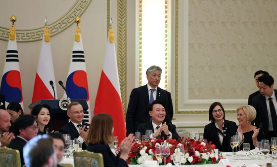 국빈 만찬에서 박수치는 윤석열 대통령 부부