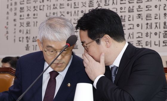 [국감]천대엽 처장과 대화하는 심우정 검찰총장