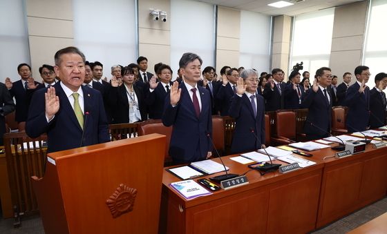 [국감]증인 선서하는 이상민 행안부 장관