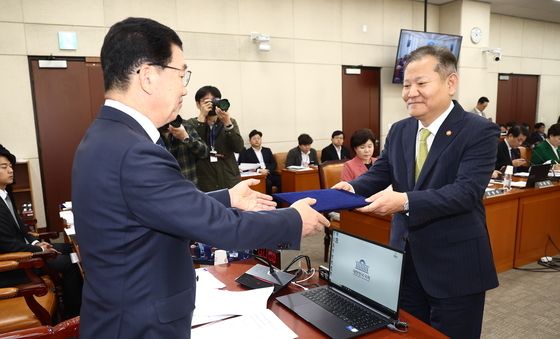 [국감]선서문 제출하는 이상민 행안부 장관