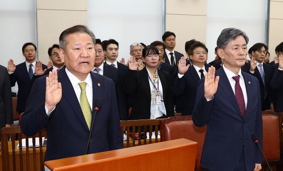 [국감]증인 선서하는 행안부 장관-경찰청장