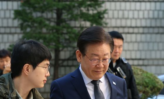 법원 도착한 이재명 대표 '묵묵부답'