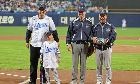 한국시리즈 3차전 시구 시포 나선 삼성 레전드