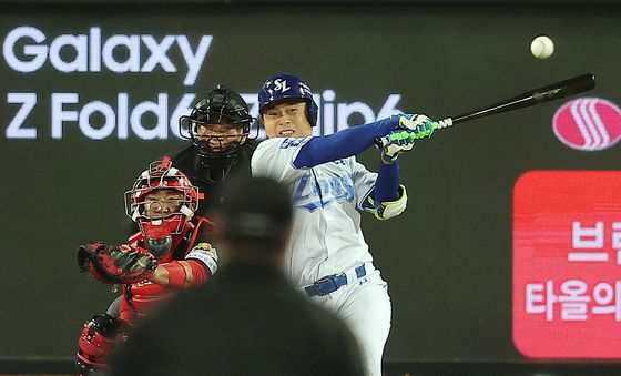 팀의 첫 안타 신고하는 김헌곤