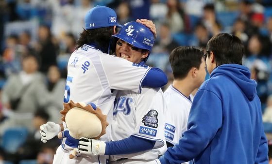 구자욱과 포옹하는 김영웅